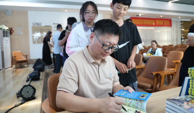 淮海书展首日，小读者们“开卷有益”